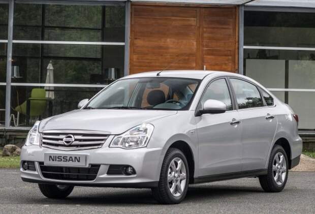 Nissan Almera третьего поколения – очень хорошее предложение в этой ценовой категории, особенно учитывая возможность покупки автомобиля 10-11-летнего возраста.  Следует отметить, что эта Almera имела огромный успех, так как существенно отличалась от своих предшественников, предлагая просторный салон и приемлемую управляемость.