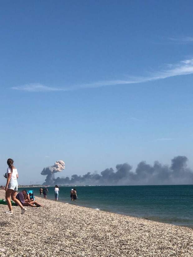 «Пока не поздно, мама»: туристы в панике бегут с пляжей после взрывов в Крыму – видео