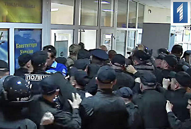 Националисты устроили в здании суда потасовку с полицией и не допустили перевода Мефедова под домашний арест