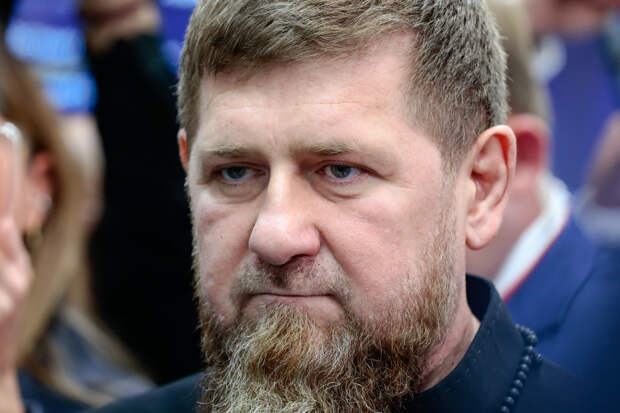 «"Воскрес" вопреки последним вбросам». Рамзан Кадыров показал кадры ужина с сыном Адамом на фоне слухов о ДТП с его кортежем