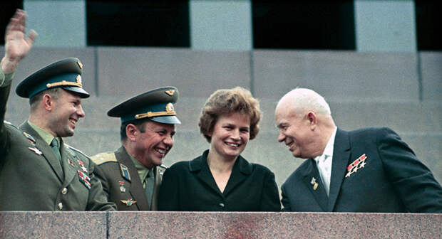Никита Хрущев (справа) и космонавты Валентина Терешкова, Павел Попович (в центре) и Юрий Гагарин
