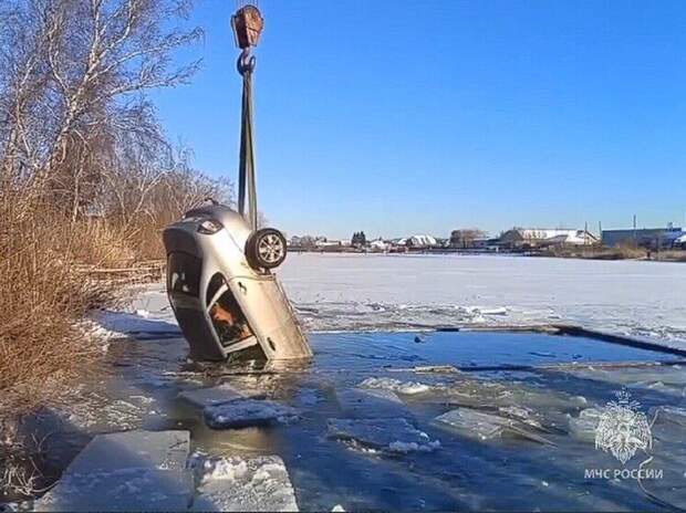 Автомобиль провалился под лед в Курганской области, погиб водитель