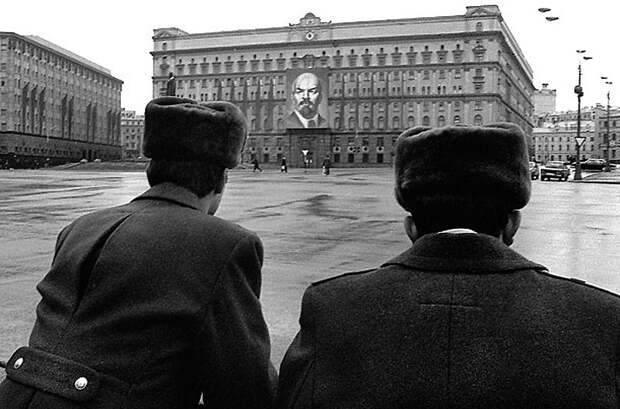 9. Нервный центр<br>На снимке – здание КГБ в Москве. После развала советской системы, службу переименовали в ФСБ. Штаб одного из департаментов, Службы Внешней Разведки (СВР) находится в московском районе Ясенево. 9. Нервный центр<br>На снимке – здание КГБ в Москве. После развала советской системы, службу переименовали в ФСБ. Штаб одного из департаментов, Службы Внешней Разведки (СВР) находится в московском районе Ясенево.