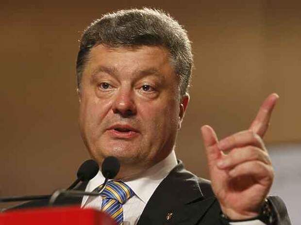 Порошенко выдал оружие футболистам сборной Украины