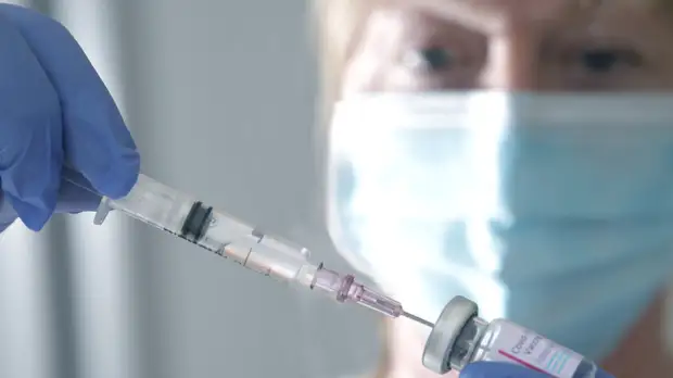 Иммунолог Крючков назвал вакцинацию мощной обороной для организма