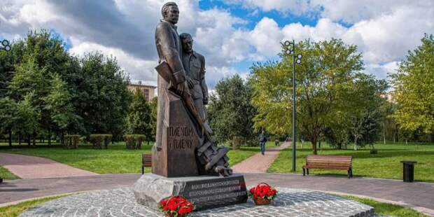Собянин возложил цветы к памятнику бойцам 13-й дивизии народного ополчения / Фото: М.Мишин, mos.ru