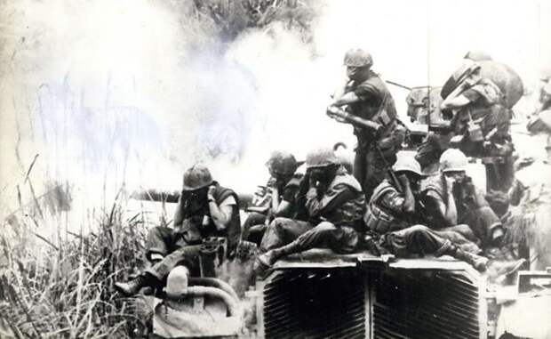 На фото: американские морские пехотинцы закрывают уши, чтобы уменьшить громкий звук от 90-мм орудия, Вьетнам, 04 июня 1968 года