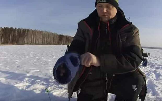 Хитрый способ дяди Паши, как рыбачить зимой голыми руками, как спасти руку от замерзания