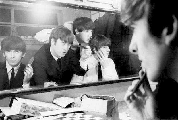 4. The Beatles готовятся к выходу на сцену, 1963 год гримерки, звезды, знаменитости, рок группы, современный шоубиз, фото
