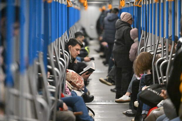 Молодой человек оригинально проехался в московском метро и попал на видео