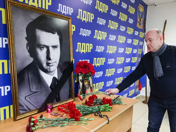 Почему жена и сын пока не появились на прощании с Жириновским