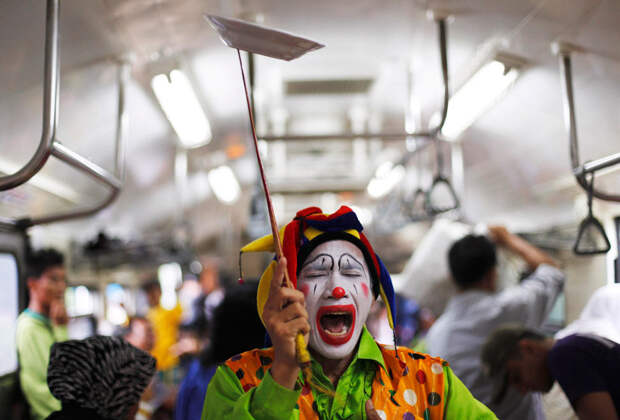 В Москве встречаются попрошайки, а в Джакарте — клоуны. Они зарабатывают выступлениями в пригородных поездах около $15.6 в день