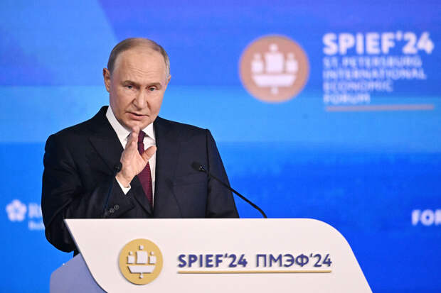 Путин упрекнул модератора ПМЭФ в том, что тот прикорнул и не слушал его речь