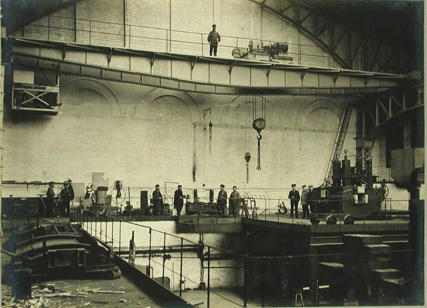 23. Рабочие у подъемного крана в одном из цехов завода. 8 апреля 1910