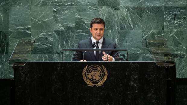 Пользователи Facebook подвергли критике фотографию Зеленского с мальдивским флагом