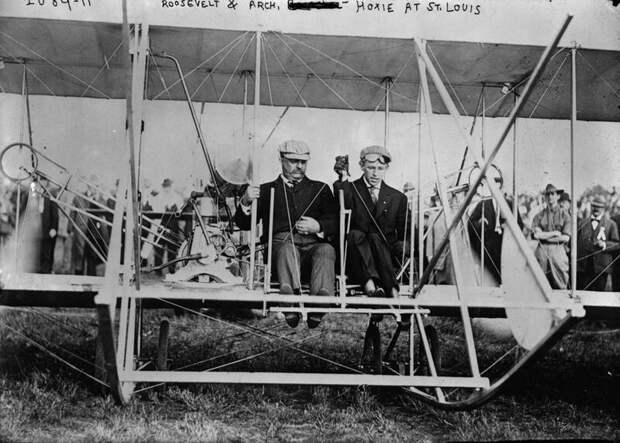 Тедди Рузвельт стал первым президентом США, который полетел на самолете. 1910