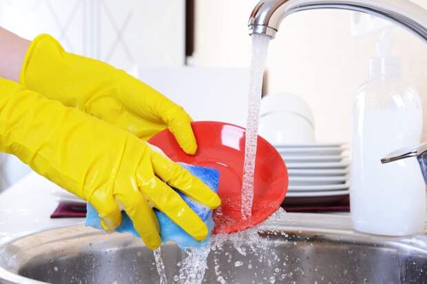 Мыть кухонную утварь лучше всего в горячей воде. 