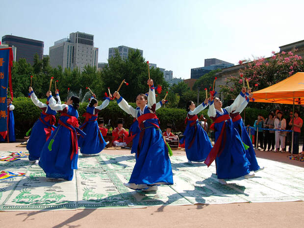 File:Korean sword dance-Jinju geommu-09.jpg - Wikimedia Commons