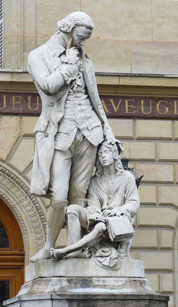 https://upload.wikimedia.org/wikipedia/commons/thumb/8/8c/Statue_de_Valentin_Ha%C3%BCy.jpg/1200px-Statue_de_Valentin_Ha%C3%BCy.jpg