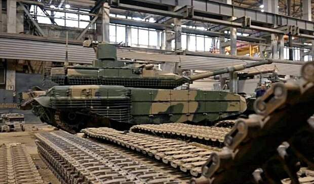 В цехах Уралвагонзавода работа кипит в несколько смен: кадры сборки боевых танков