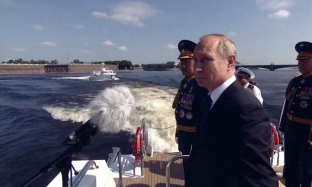 Путин и Шойгу принимают парад по случаю дня Военно-морского флота в Санкт-Петербурге