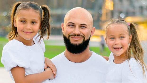 Джиган воссоединился с младшими дочками в Дубае после развода