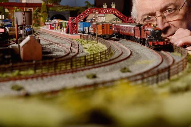 Модель поезда. Создатель готовится к выставке моделей железнодорожного транспорта в Шотландии
