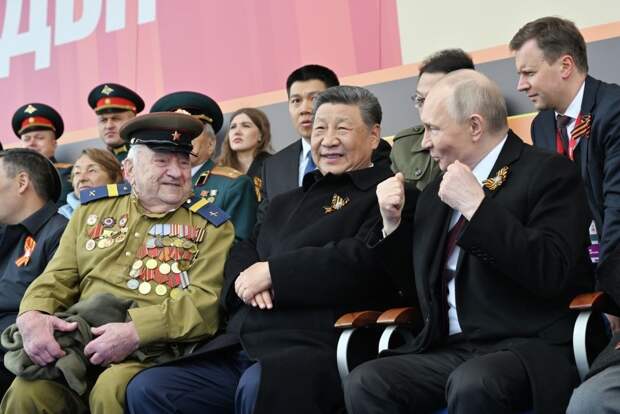 Владимир Путин и председатель КНР Си Цзиньпин на Красной площади в Москве на военном параде, посвященном 80-летию Победы