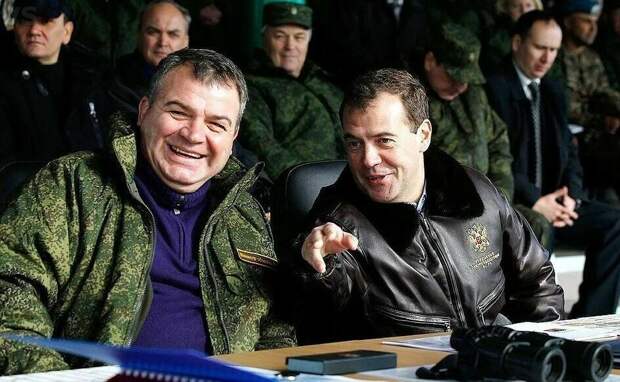 Анатолий Сердюков и Дмитрий Медведев. Фото: mavink.com