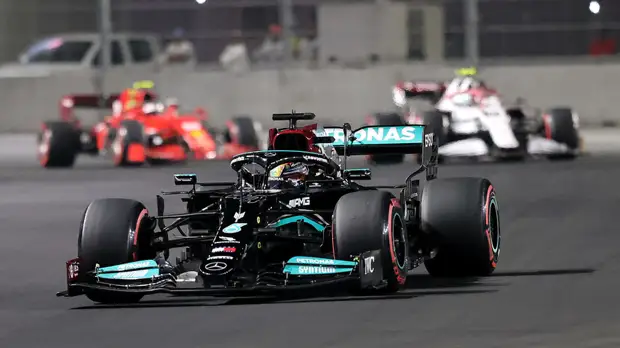 Хэмилтон стал лучшим во второй практике Гран-при Саудовской Аравии, Мазепин — 20-й