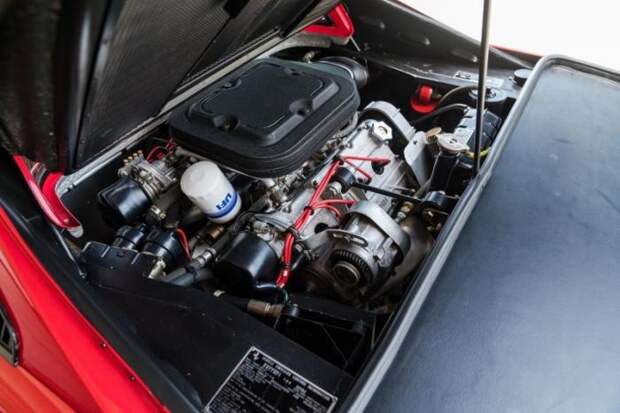 Ferrari 308 GTB Vetroresina с двигателем V8