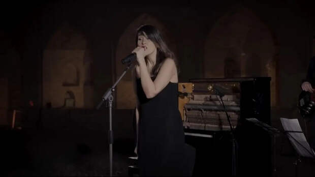 Певица Парасту Ахмади