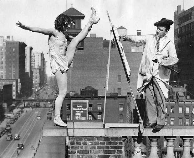 Танцовщица Мисс Гилмор позирует на крыше Бродвейского театра английскому художнику McCutcheon, Нью–Йорк, США, 1925 год. история, события, фото