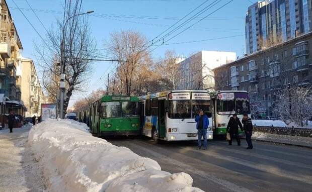 Авария из трех крупногабаритных видов пассажирского транспорта полностью заблокировала движение. авто, автобус, курьез, новосибирск, общественный транспорт, прикол, троллейбус, юмор