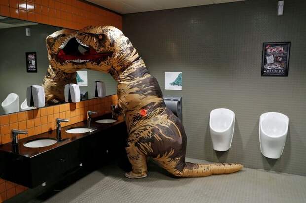 15. T-Rex в туалете на лондонском Comic Con интересно, лучшие фото года, факты, фото, фотография года, цепляет