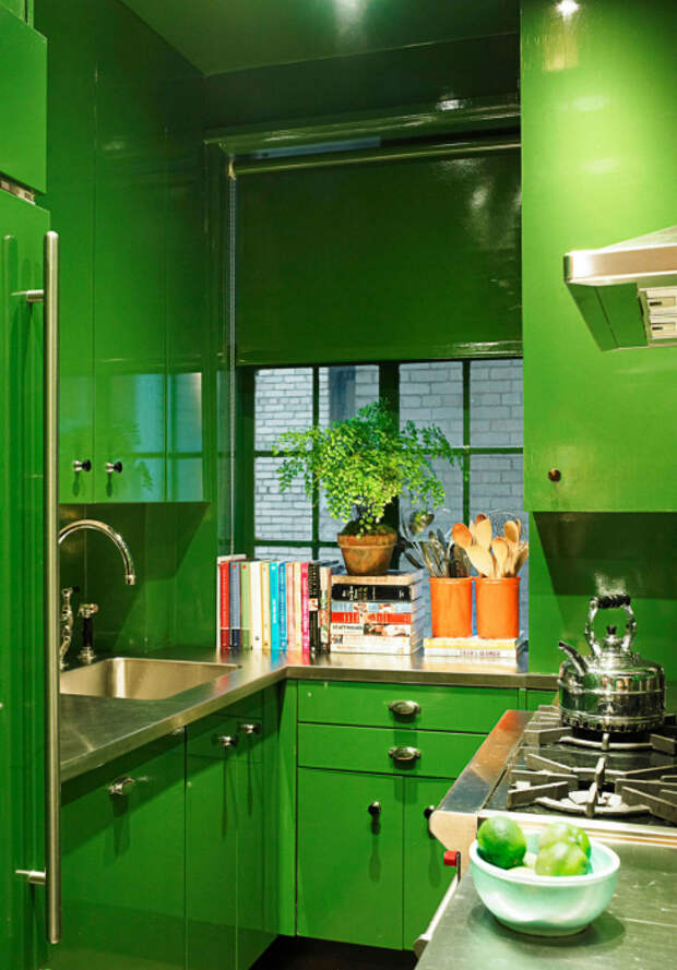 Маленькая кухня, оформленная в зеленом цвете.