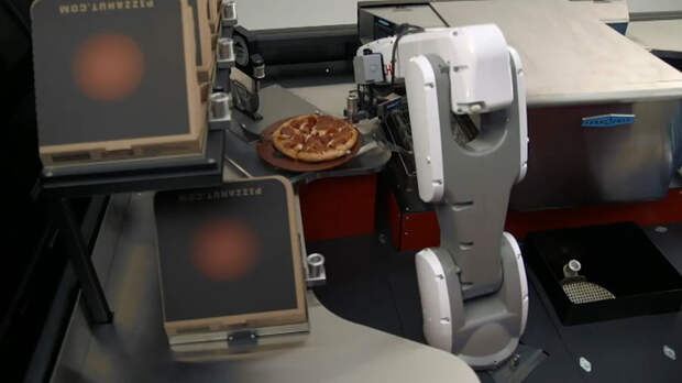 Ну и гаджеты: роботизированная пиццерия на колёсах, радиоуправляемая машинка с дополненной реальностью и "раскладушка" нового поколения