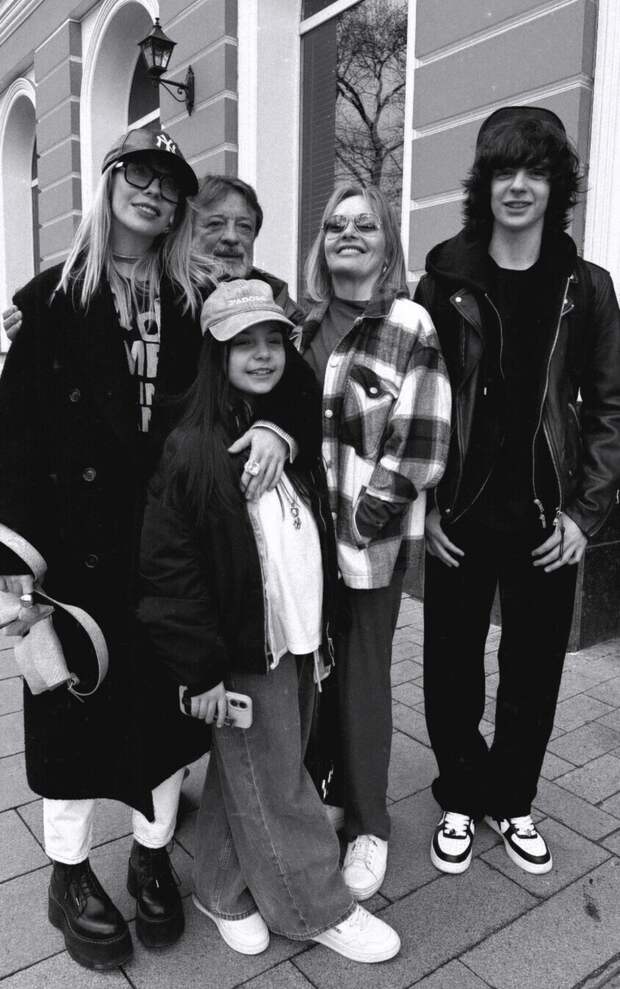 Анастасия Стоцкая опубликовала редкий снимок с родителями и детьми во время прогулки