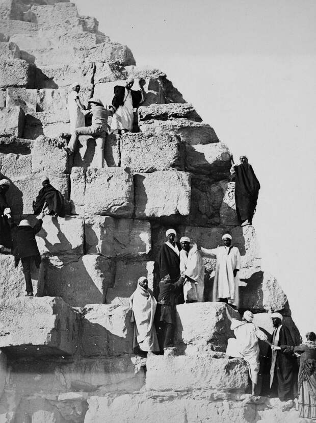На вершине чуда света: ретрофотографии туристов на пирамидах Гизы