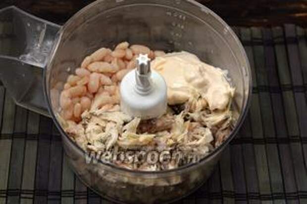 В чаше кухонного комбайна (насадка — металлический нож) соединить отваренную до готовности фасоль, скумбрию и плавленный сыр.