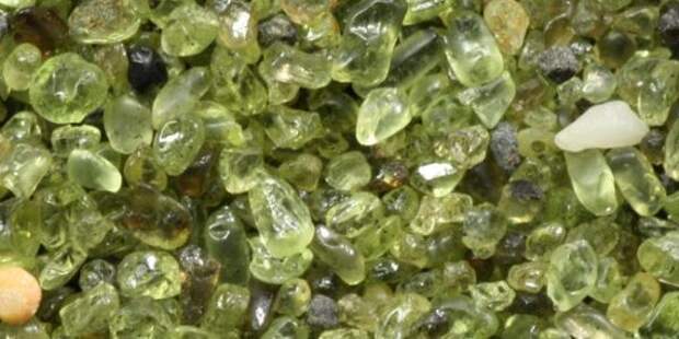 Вулкан Килауэа Гавайев начинает литься зелеными драгоценными камнями