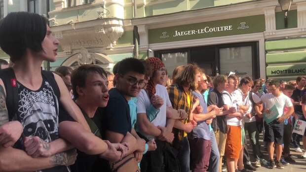 Оппозиция обманом привела на митинг в Москве «пушечное мясо» Оппозиция обманом привела на митинг в Москве «пушечное мясо»