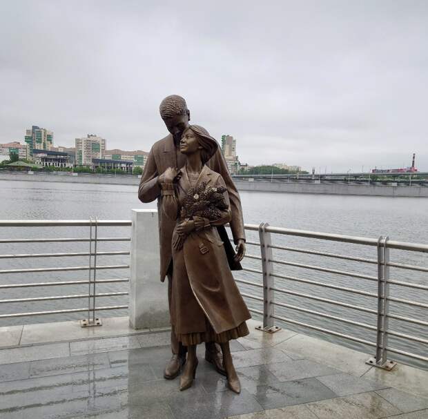 В Челябинске набережную украсили скульптурой влюблённых