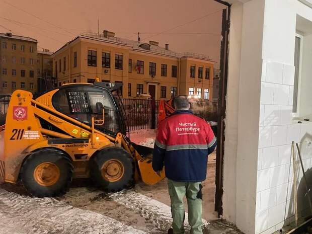 В Петербурге продолжается противогололедная обработка дворов, проездов и тротуаров