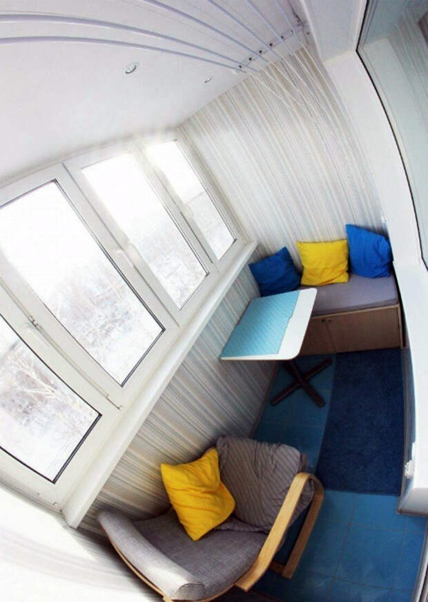 Мягкая мебель на балконе. | Фото: Dorgio.mn.