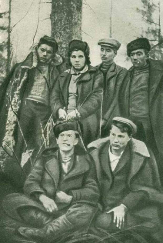 Николай Шпаков (во втором ряду справа) с группой витебских подпольщиков в 1943 году.