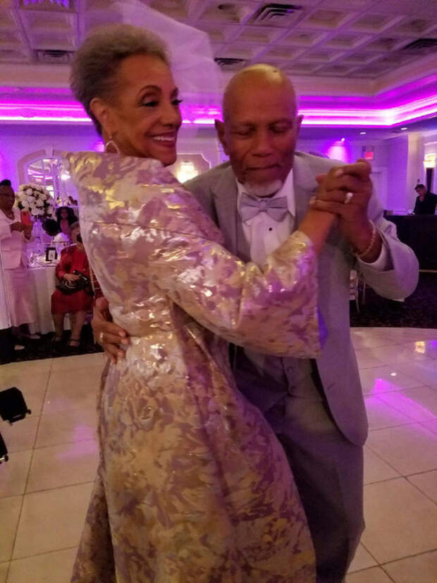 86-летняя невеста «свела с ума» интернет потрясающим свадебным платьем! Увидев ее, жених потерял дар...