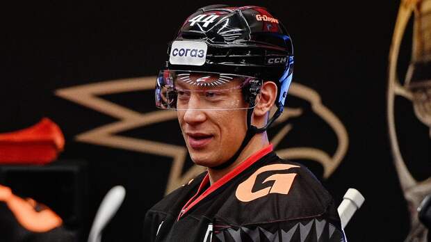 Был «железным человеком», а теперь идет за вечным рекордом КХЛ! Шарипзянов — лучший защитник января