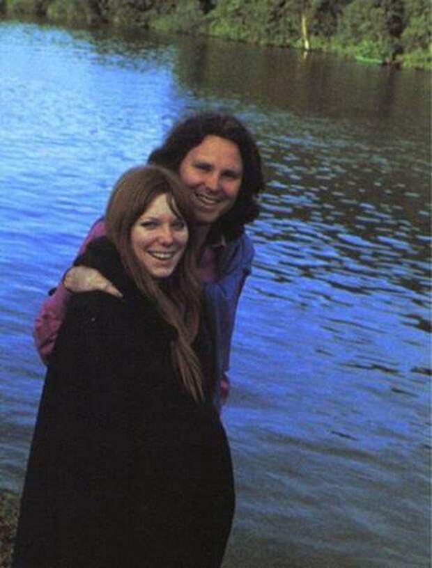 Джим Моррисон и его подруга и муза Памела Курсон на романтической прогулке в Сен-Лё-д'Эссеран, 1971. Фото Алена Роней известные, люди, фото