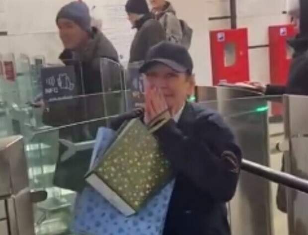 Жители Подмосковья поздравили самую добрую женщину-контролёра, которую хотели уволить из-за хорошего настроения